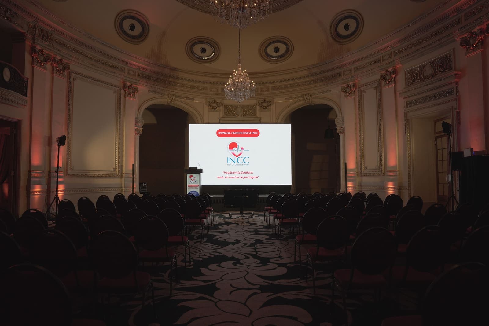 Pantalla LED de 5x3 metros, podio e iluminación en evento en Dore