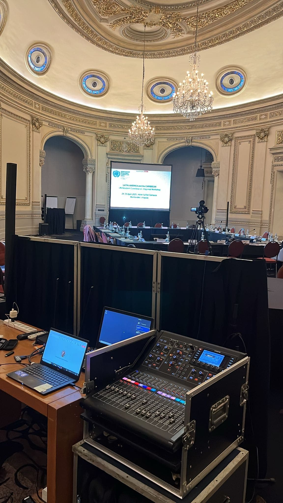 Montaje de mesa en U para evento en Dore