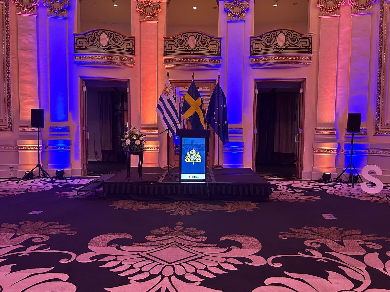 Podio e iluminación escénica en evento en Dore