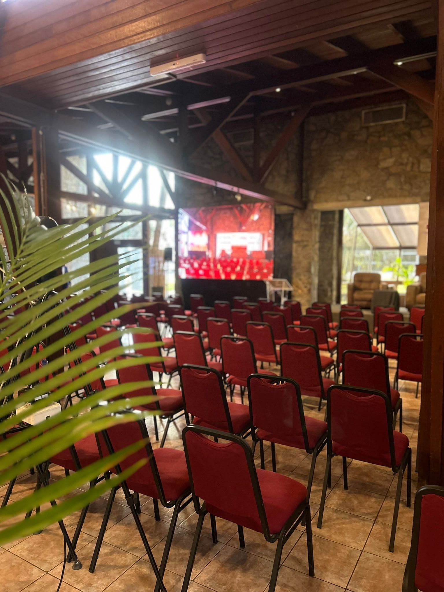 Iluminación escénica y estructura para evento