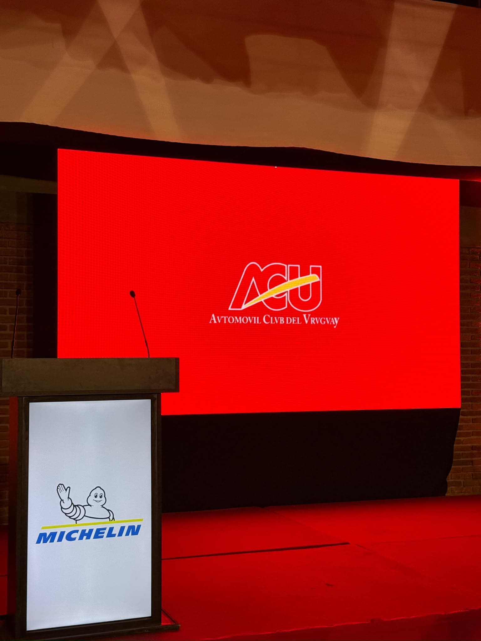 Iluminación arquitectónica en evento